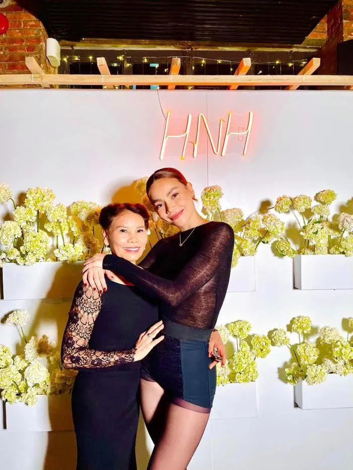 Mẹ Hồ Ngọc Hà U70 vẫn tự tin diện áo tắm, body khỏe khắn - Hình 9 Me Ho Ngoc Ha U70 van tu tin dien ao tam, body khoe khan-Hinh-9