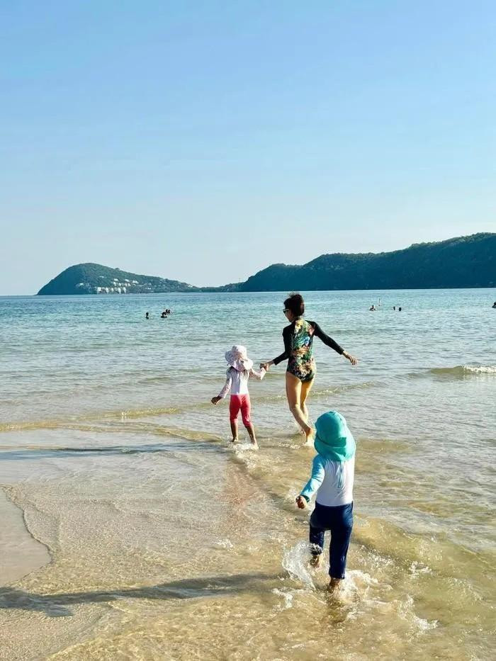 Mẹ Hồ Ngọc Hà U70 vẫn tự tin diện áo tắm, body khỏe khắn - Hình 2 Me Ho Ngoc Ha U70 van tu tin dien ao tam, body khoe khan-Hinh-2