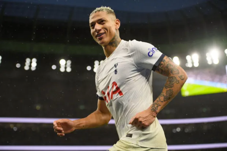 Tien dao Tottenham khoe ban gai moi theo cach 'ky la'-Hinh-5