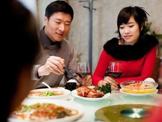 Ve ra mat nha ban trai, thay buc anh co gai lap tuc bo di