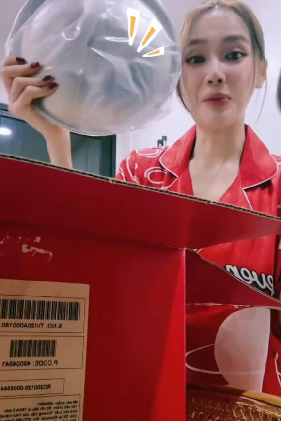 Nhã Phương đập hộp quà của mình và Trường Giang ảnh 4 Nhã Phương đập hộp quà của mình và Trường Giang ảnh 4