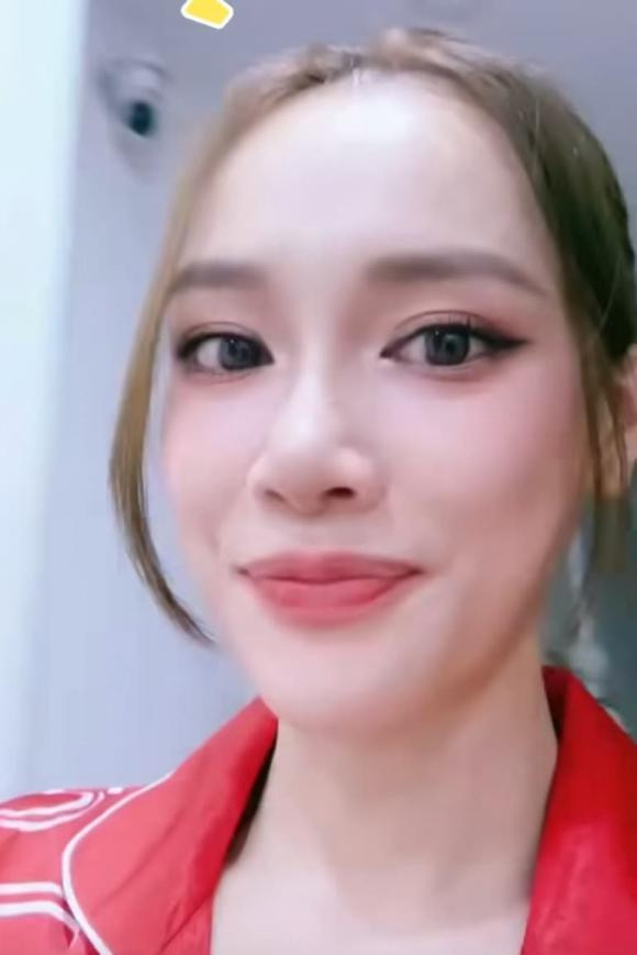 Nhã Phương đập hộp quà của mình và Trường Giang ảnh 1 Nhã Phương đập hộp quà của mình và Trường Giang ảnh 1