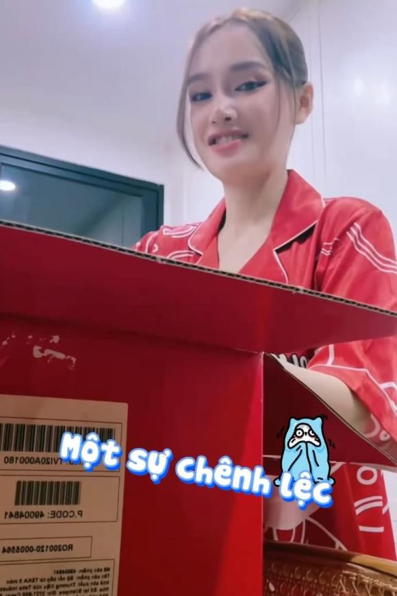 Nhã Phương đập hộp quà của mình và Trường Giang ảnh 3 Nhã Phương đập hộp quà của mình và Trường Giang ảnh 3