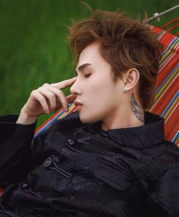 Jack lộ diện với ngoại hình khác lạ, mạnh dạn khoe body - Hình 6 Jack lo dien voi ngoai hinh khac la, manh dan khoe body-Hinh-6