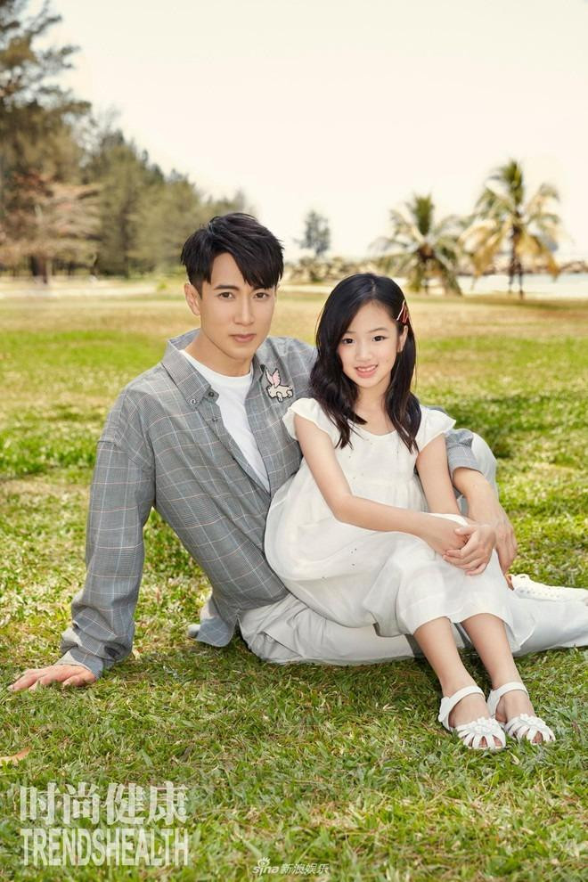 2 nhóc tỳ nổi tiếng Cbiz ngày càng trổ mã - Hình 4 2 nhoc ty noi tieng Cbiz ngay cang tro ma-Hinh-4