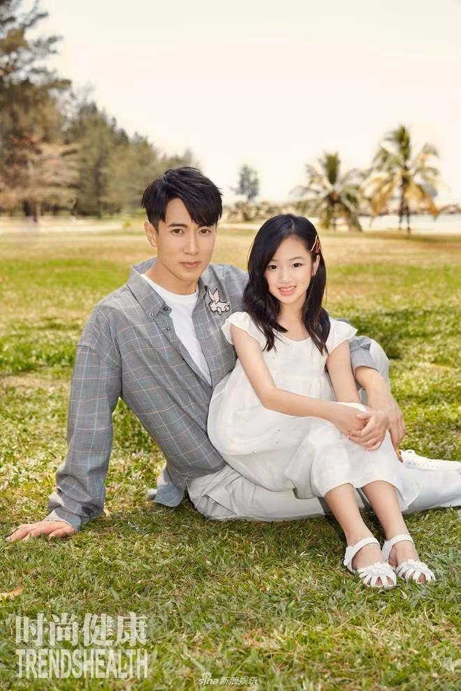 2 nhóc tỳ nổi tiếng Cbiz ngày càng trổ mã - Hình 4 2 nhoc ty noi tieng Cbiz ngay cang tro ma-Hinh-4