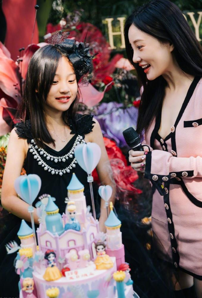 2 nhóc tỳ nổi tiếng Cbiz ngày càng trổ mã - Hình 5 2 nhoc ty noi tieng Cbiz ngay cang tro ma-Hinh-5