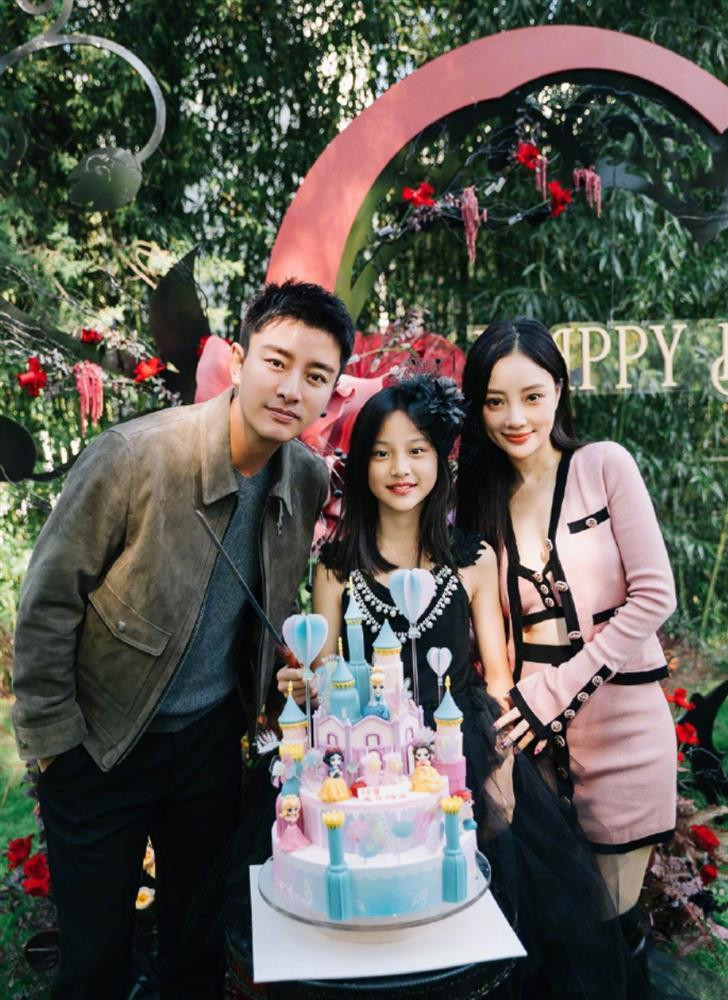 2 nhóc tỳ nổi tiếng Cbiz ngày càng trổ mã - Hình 6 2 nhoc ty noi tieng Cbiz ngay cang tro ma-Hinh-6