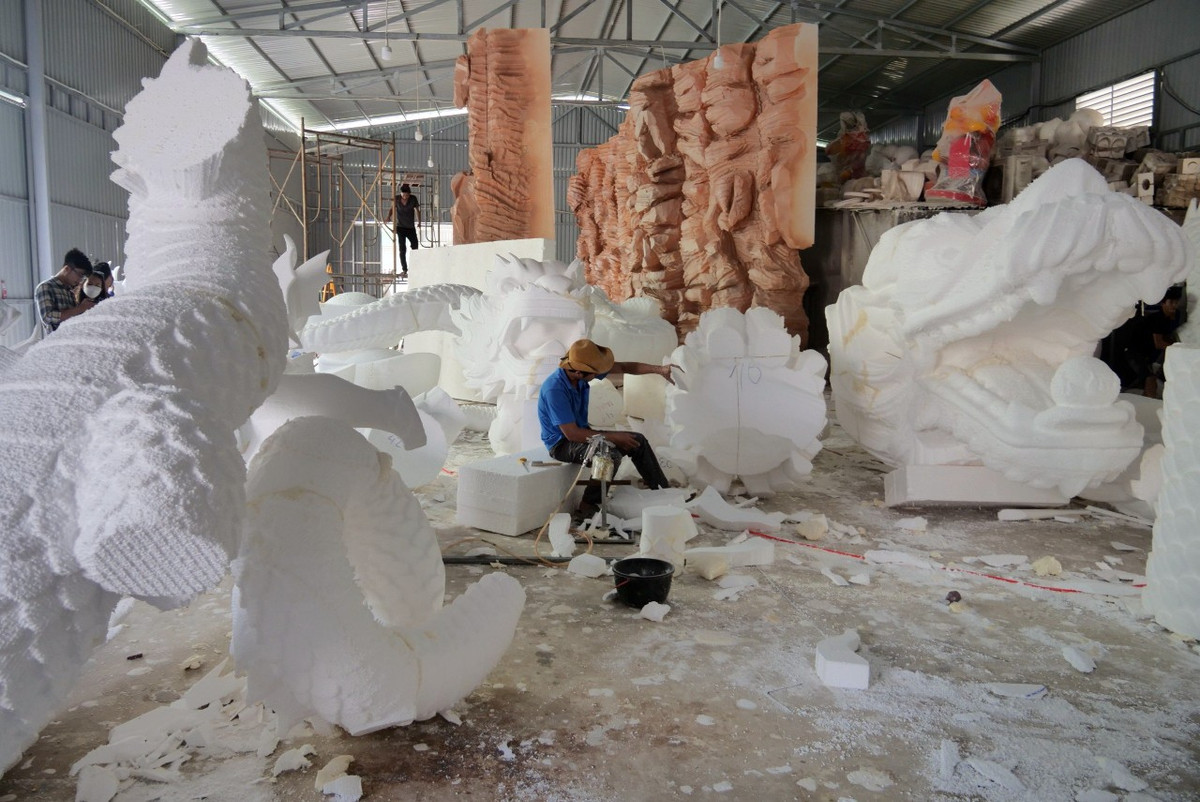 Bên trong xưởng chế tác rồng khủng cho Tết Giáp Thìn 2024 ảnh 1