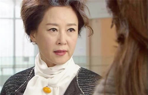 Đi làm về thấy ảnh cưới của hai vợ chồng vứt trong thùng rác ảnh 1