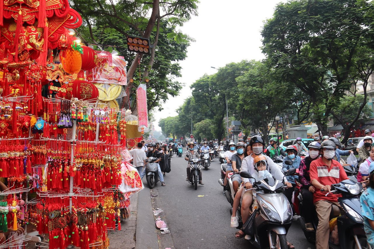 Pho long den TP.HCM ruc ro sac mau don Tet