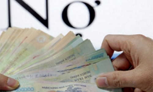 Cuoi xong moi biet chong dang no tien ty