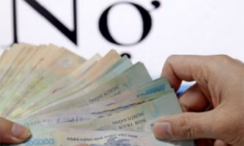 Cuoi xong moi biet chong dang no tien ty