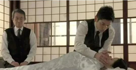 Tai sao ban khong the cham vao khuon mat cua nguoi da khuat?-Hinh-3