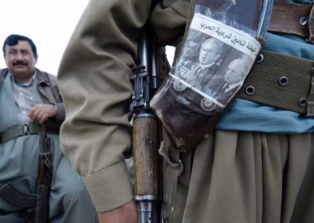 Chiến binh người Kurdish với khẩu AK.