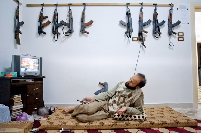 Những khẩu AK báng gấp và kiểu tiêu chuẩn được treo trần tường nhà một chiến binh Quân đội Tự do Syria (FSA).