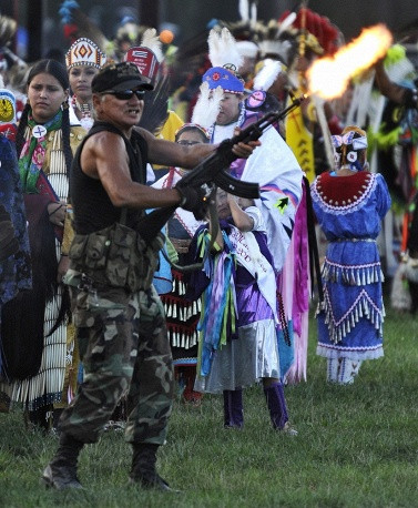 Một thành viên của Hội Cựu chiến binh Black Hill đang bắn biểu diễn khẩu AK tại một sự kiện ở Nam Dakota, Mỹ.