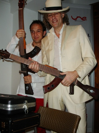 Trong ảnh, nhạc sĩ người Ireland Bob Geldof nhận được một cây đàn guitar độc đáo cải tạo từ nguyên một khẩu súng AK từ nhạc sĩ người Colombia Cesar Lopez.