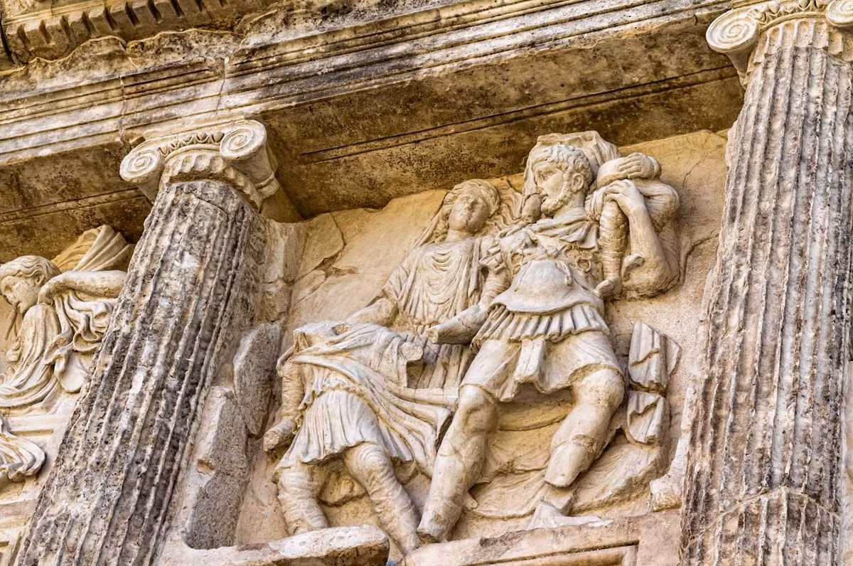 Trong quá trình khai quật, các nhà khảo cổ cũng tìm thấy nhiều tượng bằng đá cẩm thạch có giá trị nghệ thuật cao và nhiều hiện vật quý giá khác. Ảnh: World Heritage Academy.