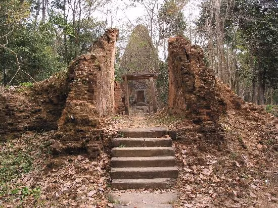 Khu đền được chia thành ba nhóm chính. Mỗi nhóm được bố trí bao quanh bởi một bức tường gạch hình vuông gồm các công trình mang đặc trưng thời tiền Angkor. Ảnh: TripAdvisor.