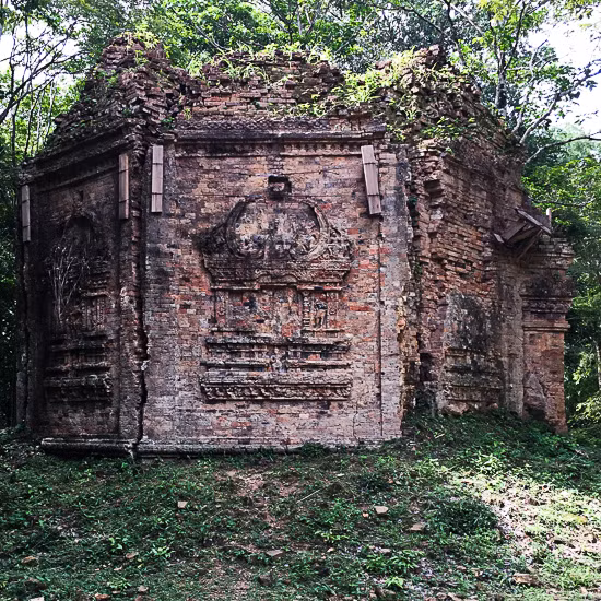 Dù đã được khai thác du lịch, nhưng di tích này hiện tại chưa được nhiều người biết đến do nằm ở nơi hẻo lánh và vẫn còn bị đe dọa bởi hiểm họa bom mìn sót lại từ thời chiến tranh. Ảnh: Travelfish.