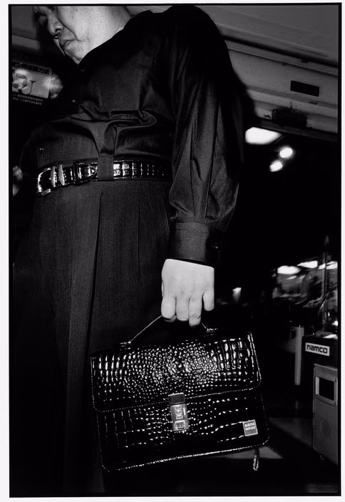 Một thủ lĩnh của băng Yakuza 23 xách chiếc túi da chứa đầy tiền. Ảnh: Bruce Gilden/ Magnum Photos.