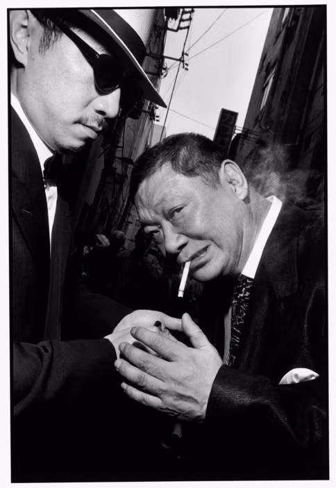 George Abe (bên phải), một thành viên Yakuza trở thành họa sĩ truyện tranh nổi tiếng sau khi giải nghệ. Ảnh: Bruce Gilden/ Magnum Photos.