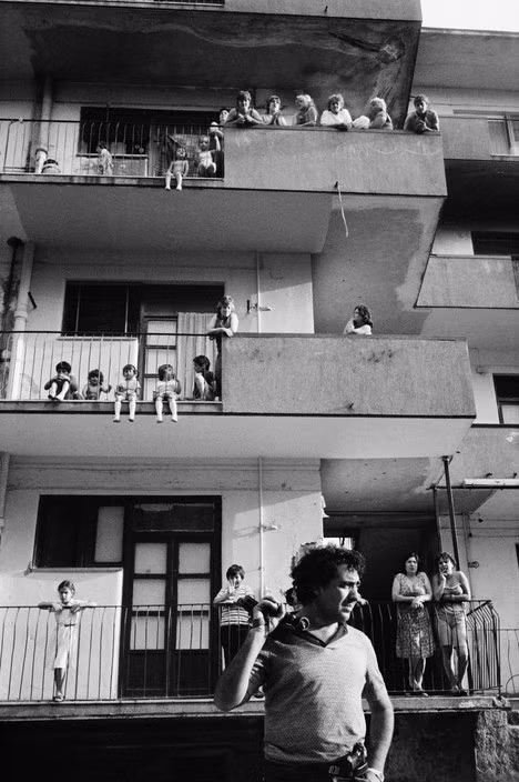 Người dân quan sát một chiến dịch trấn áp Mafia của đội cảnh sát cơ động từ ban công của khu chung cư. Ảnh: Patrick Zachmann/ Magnum Photos.