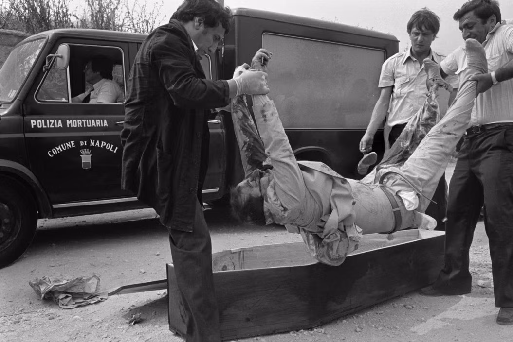 Một nhóm thiếu niên tuối từ 8 - 13 tuổi bị đưa về đồn cảnh sát sau khi trộm cắp tài sản tại một căn hộ, tháng 6/1982. Ảnh: Patrick Zachmann/ Magnum Photos.