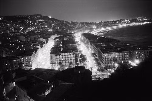 Thành phố Naples một buổi đêm năm 1982, nơi vòi bạch tuộc Mafia của băng đảng Camorra đã hoành hành suốt 7 thập kỷ. Ảnh:Patrick Zachmann/ Magnum Photos.
