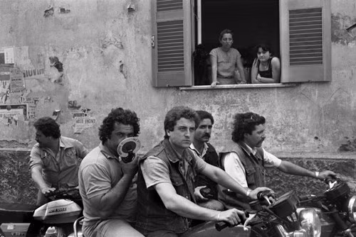 Đội Cơ động chống Mafia của cảnh sát Naples cải trang như những "tay chơi" trong chiến dịch trấn áp vòi bạch tuộc Mafia ở thành phố này. Ảnh: Patrick Zachmann/ Magnum Photos.