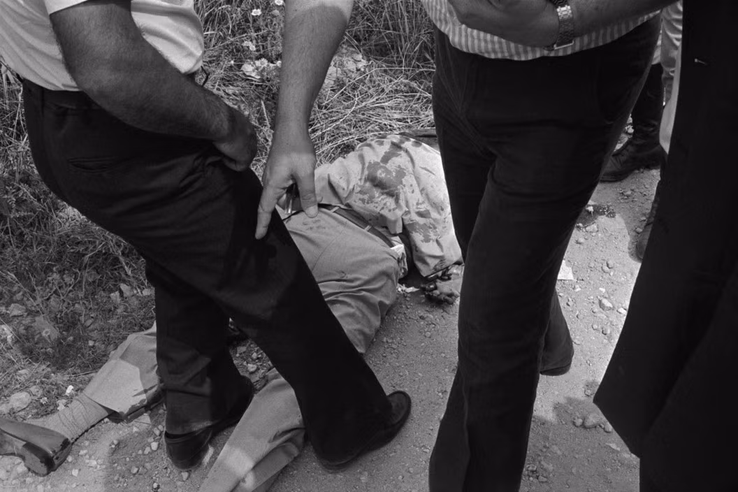 Thi thể một thành viên băng Camorra được phát hiện bên đường ở Naples ngày 8/6/1982. Ảnh: Patrick Zachmann/ Magnum Photos.