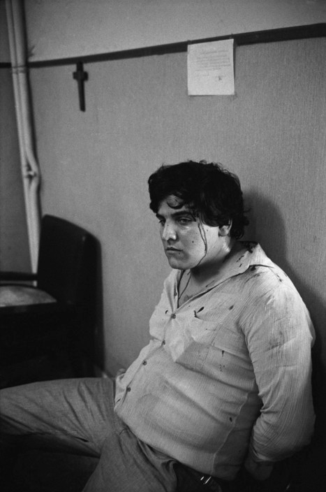 Một người đàn ông bị nghi là thành viên Camorra trong danh sách truy nã bị bắt giữa và đưa về đồn cảnh sát, tháng 6/1982. Ảnh: Patrick Zachmann/ Magnum Photos.