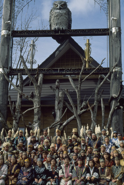 Người Ainu tin vào thuyết vạn vật hữu linh, theo đó mọi vật trên thế gian này đều có linh hồn. Vì vậy, họ rất tôn trọng những gì thuộc về thiên nhiên, từ các loài động vật, thực vật cho đến các vật thể vô tri như sông, núi... Đối với người Ainu, gấu là linh vật của dân tộc, hiện thân của Thần Núi.
