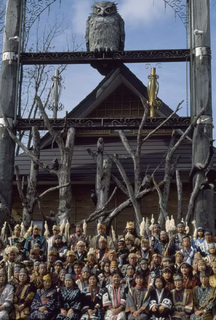 Người Ainu tin vào thuyết vạn vật hữu linh, theo đó mọi vật trên thế gian này đều có linh hồn. Vì vậy, họ rất tôn trọng những gì thuộc về thiên nhiên, từ các loài động vật, thực vật cho đến các vật thể vô tri như sông, núi... Đối với người Ainu, gấu là linh vật của dân tộc, hiện thân của Thần Núi.