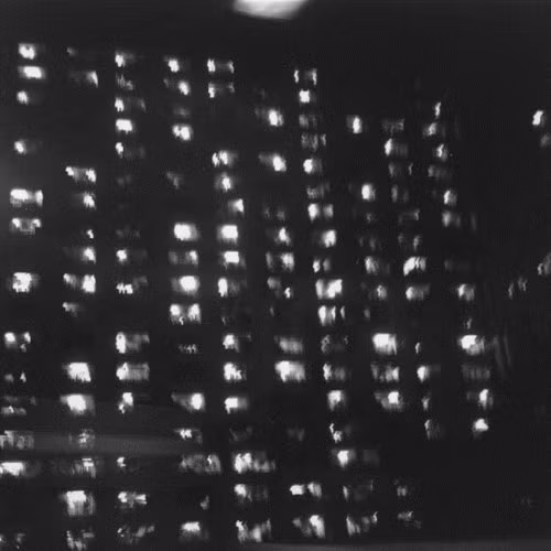 Những ánh đèn đêm của các căn hộ ở Cửu Long Trại Thành. Ảnh: Patrick Zachmann.