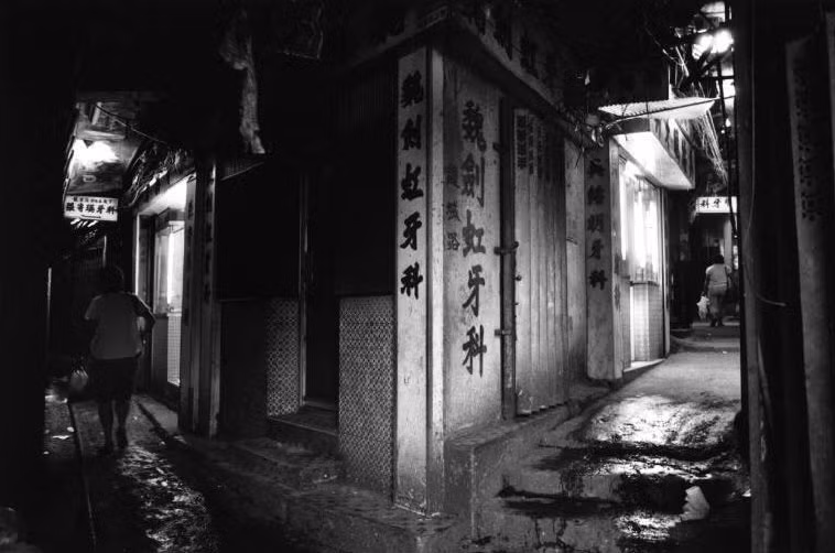 Cắc căn nhà nằm sat sát nhau trong các ngõ hẻm chằng chịt như mê lộ. Ảnh: Patrick Zachmann.