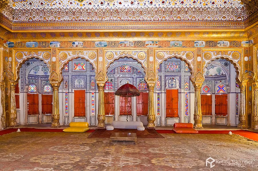 Pháo đài cũng là nơi sở hữu một bộ sưu tập cổ vật hoành tráng, trong đó có một trong những bộ sưu tập mỹ thuật quan trọng nhất và được bảo tồn tốt nhất trong thời kỳ Mughal của lịch sử Ấn Độ. Ảnh: By Retina Charmer.