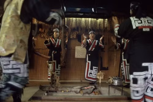  Người Ainu biểu diễn điệu múa truyền thống ở làng Kotan, Shiraoi, Hokkaido năm 2002. Ảnh: Hiroji Kubota/ Magnum Photos.