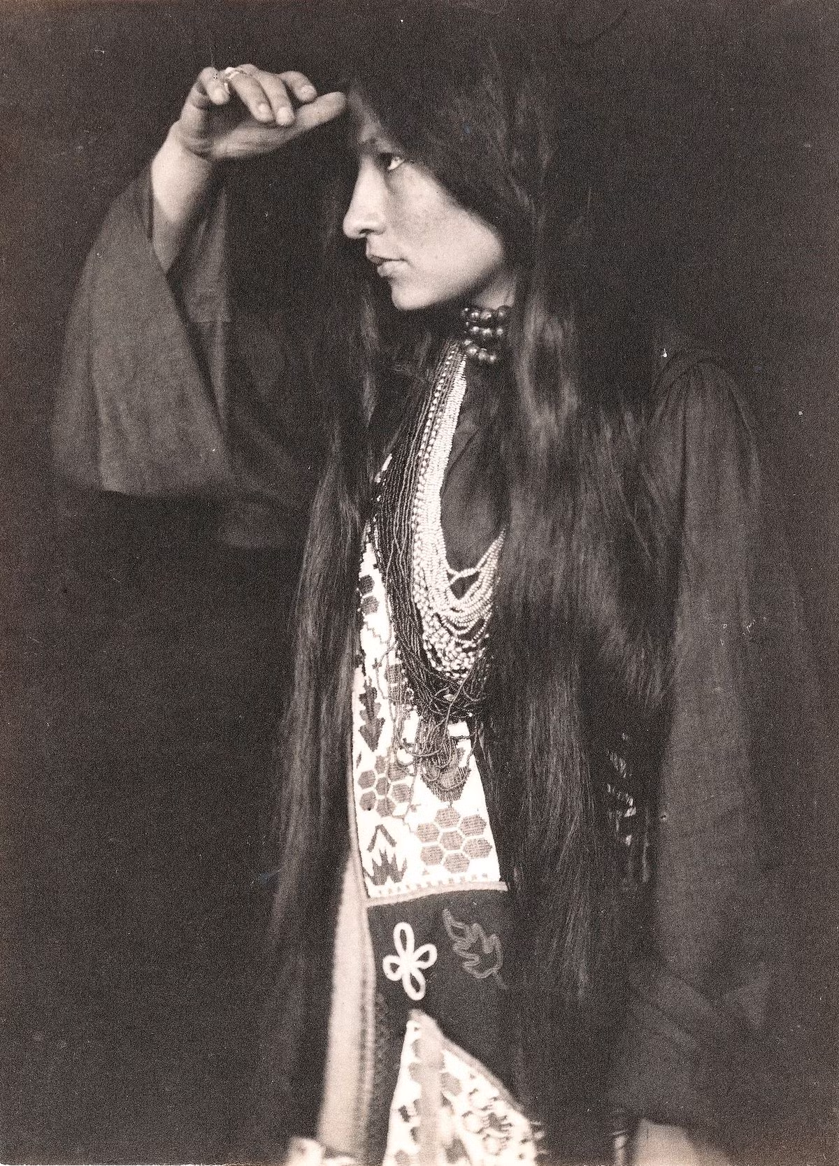 Chân dung Zitkala-Sa (1876–1938), nữ nhà văn người bộ tộc Sioux vùng Yankton, Dakota. Ảnh: Wikimedia.
