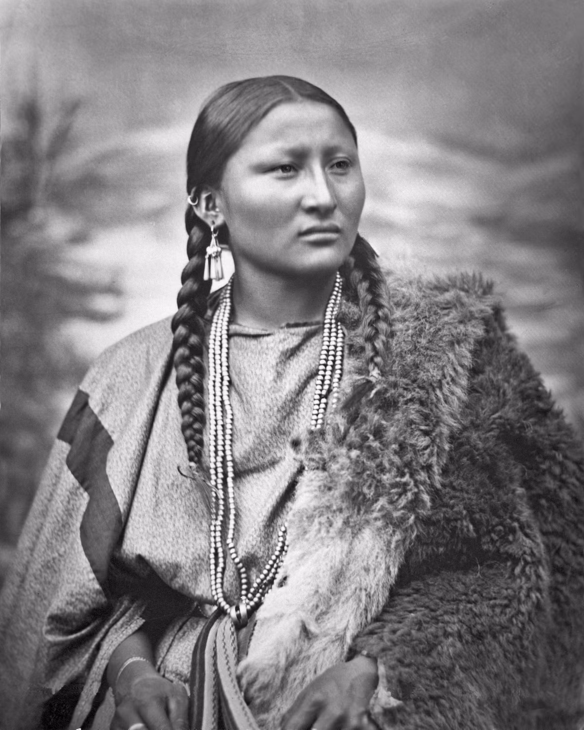 Chân dung Pretty Nose (1851 - 1952), một nữ thủ lĩnh bộ tộc Arapaho đã tham gia trận đánh Little Bighorn năm 1876, ảnh chụp năm 1879. Ảnh: Wikipedia.