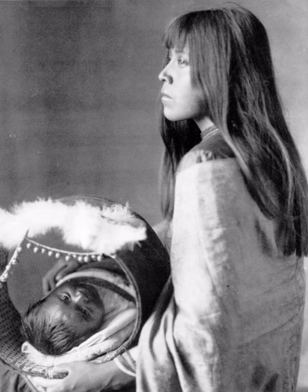 Người mẹ bộ tộc Cherokee và đứa con nhỏ. Ảnh: Cherokee Indians.