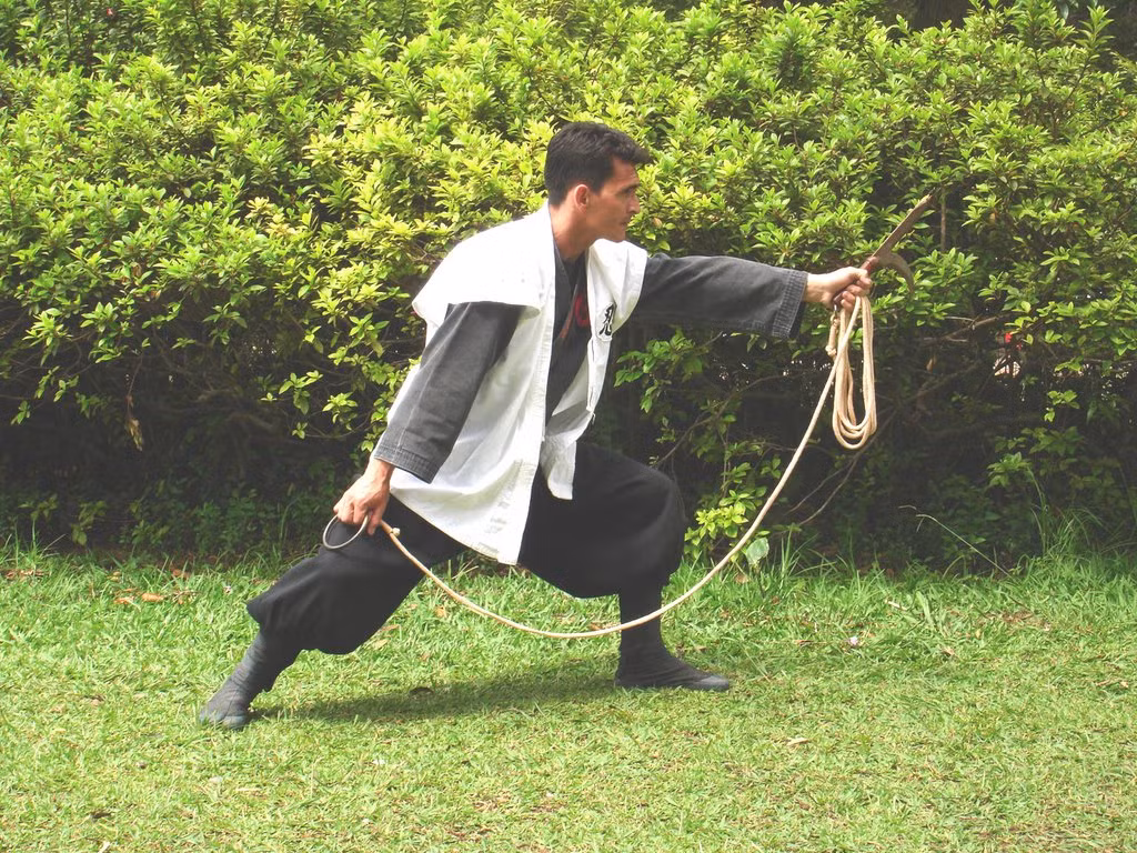 Vòng kim loại của kyoketsu-shoge có vai trò như đầu neo để quăng dây quấn vào vũ khí đối phương. Không chỉ khắc chế vũ khí, nó cũng được dùng để quấn vào chân và giật ngã đối phương. Ảnh: Arte Ninja.