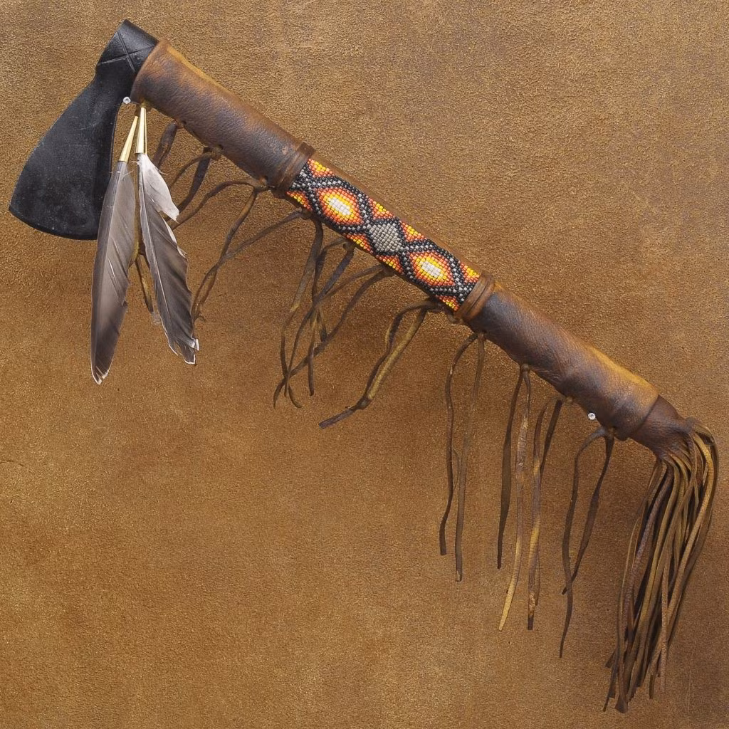 Rìu Tomahawk truyền thống thường dài khoảng 60cm, đầu hẹp, trọng lượng nhẹ hơn so với loại rìu phổ biến ở châu Âu. Ảnh: KeywordSuggest.org.