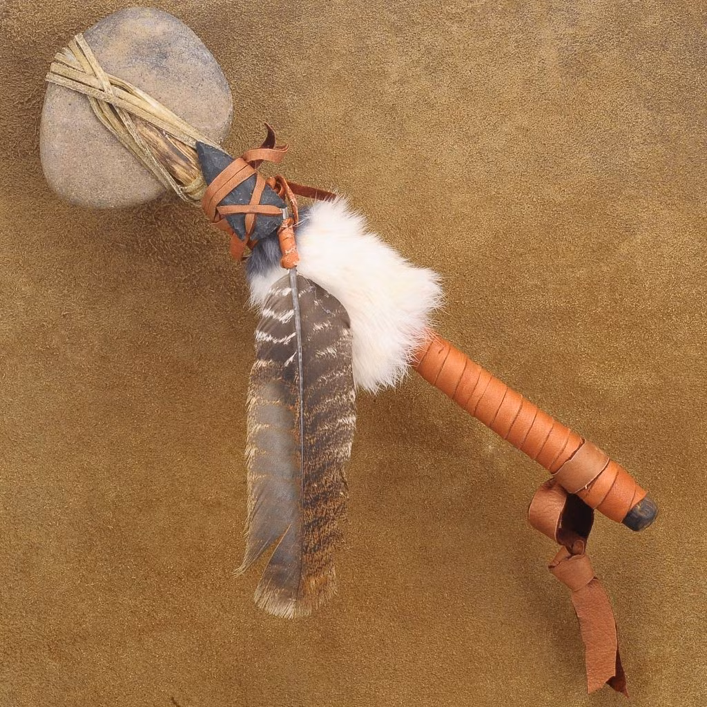 Nguyên thủy, các đầu rìu được chế tạo bằng đá tròn hoặc xương hươu, nai, phần tay cầm được làm bằng gỗ, có thể được gia cố bằng da thuộc. Ảnh: KeywordSuggest.org.