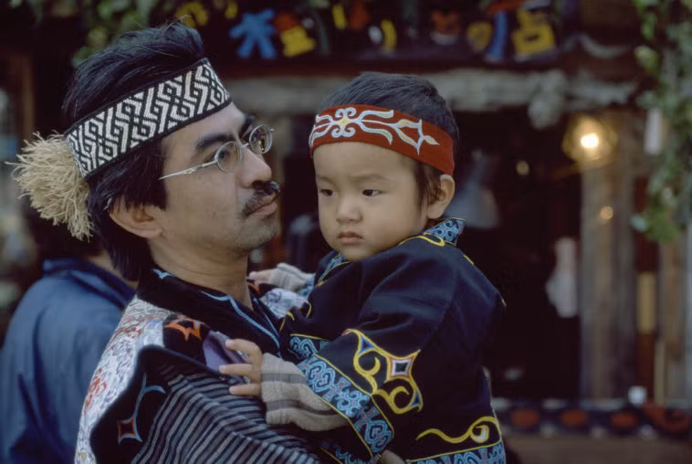 Hai bố con người Ainu trong lễ hội Marimo. Ảnh: Hiroji Kubota/ Magnum Photos.