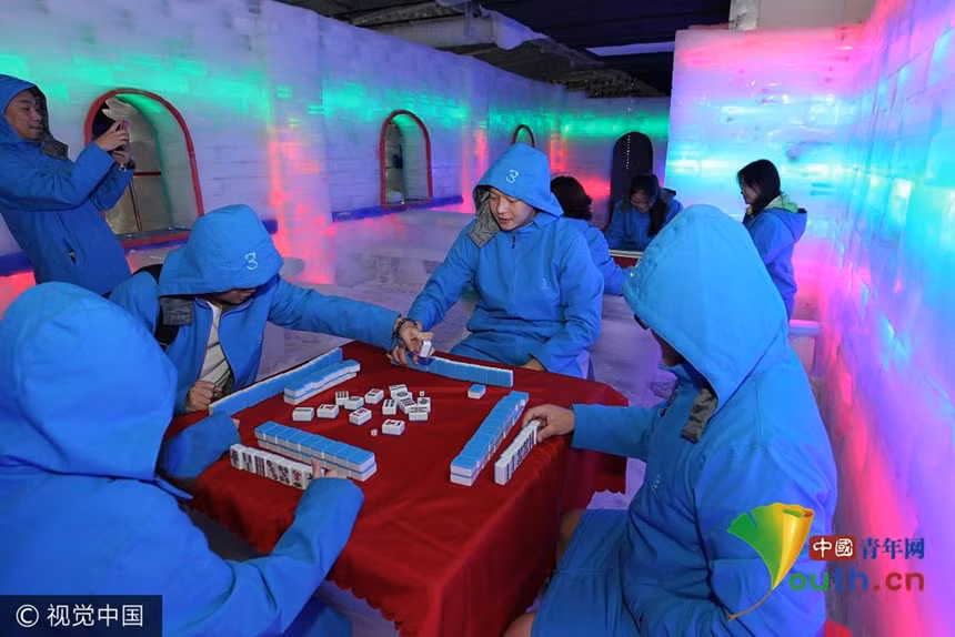 Những dịch vụ giải trí trong không gian băng tuyết nhân tạo cũng là lựa chọn của nhiều người. Trong khi đó, những người làm việc ngoài trời đặt ra vấn đề về "trợ cấp nắng nóng". Theo luật Trung Quốc, các doanh nghiệp phải trả cho người lao động một khoản trợ cấp khi nhiệt độ tăng cao hơn 35 độ C.Ảnh:China News.