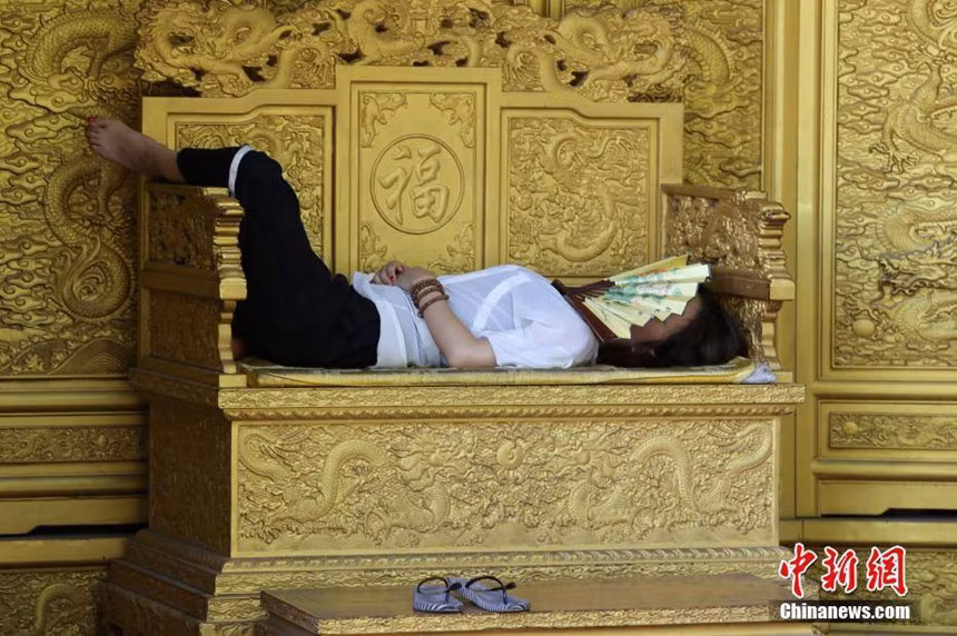 Các bệnh viện trên toàn Trung Quốc được cho là đã ghi nhận sự gia tăng các ca nhập viện vì vấn đề liên quan đến nắng nóng. Chỉ riêng tại Tây An, thủ phủ tỉnh Thiểm Tây, 3 người tử vong vì say nắng sau nhiều ngày thành phố hứng chịu cái nóng hơn 40 độ C. Ảnh: China News.