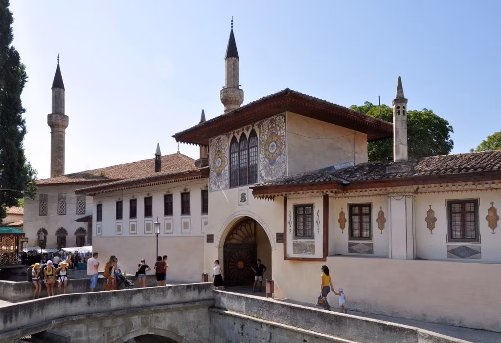 Nằm ở thị trấn Bakhchysaray trên báo đảo Crimea của nước Nga, cung điện Bakhchisaray hay cung điện Hansaray được coi là một trong những cung điện Hồi giáo tráng lệ nhất của Nga cũng như khu vực châu Âu. Ảnh: Panoramio.