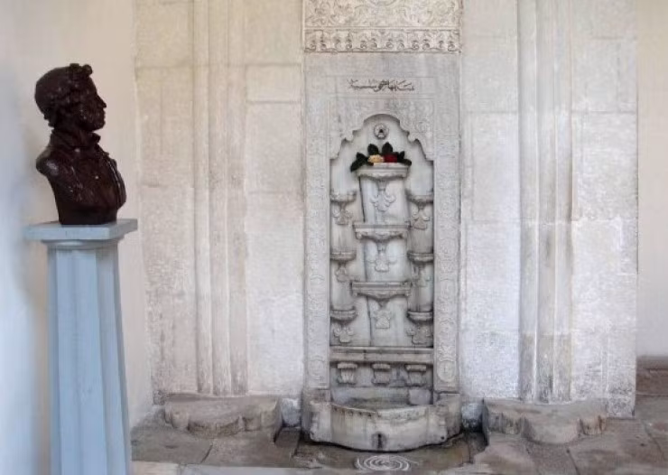 Theo giai thoại, Hãn Qirm Giray đã yêu say đắm người vợ Ba Lan của mình khi sống ở cung điện này. Nhưng người vợ trẻ qua đời rất sớm. Thương cho chết của người đẹp, Qirm Giray đã cho xây dựng đài phun nước bằng đá cẩm thạch để thay ông khóc mãi mãi. Ảnh: Nadia Shpachenko.